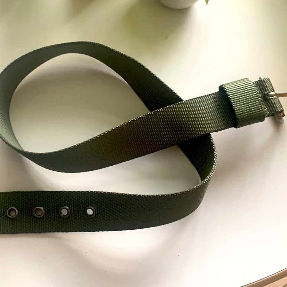 Ladies army green 1 1/2” wide mesh belt 30-34”